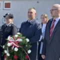 Na zdjęciu delegacja złożona z wójta Janusza Frąckowiaka, dyrektora Bucza oraz druhny Lidii Jakubowskiej. Wójt trzyma wiązankę.