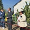 Na zdjęciu dyrektorka Starkowa - Lidia Ławecka przemawia podczas otwarcia. Na fotografii widoczne także inne osoby, m. in. wójt gminy.