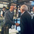 Na zdjęciu wójt gminy Janusz Frąckowiak podaje dłoń prof. dr hab. Mikołajowi Knaflewskiemu. Na fotografii widoczny także prezes Polskiego Związku Producentów Szparaga, mgr inż. Marian Jakobsze