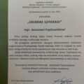 Na zdjęciu widoczny dokument o treści: "DZIAŁAJĄC W IMIENIU POLSKIEGO ZWIĄZKU PRODUCENTÓW SZPARAGA Kapituła w składzie Marian Jakobsze - Prezes Związku Mikołaj Knaflewski - Honorowy Członek Związku postanowiła przyznać w roku 2025 statuetkę „SREBRNE SZPARAGI" mgr. Januszowi Frąckowiakowi który pełniąc funkcję wójta Gminy Przemęt wspiera rozwój produkcji szparaga, a także jego spożycia. Na szczególne wyróżnienie zasługuje kontynuowanie inicjatywy organizowania Przemęckiego Święta Szparaga, które ze względu na swój duży zasięg przyczyniło się do popularyzacji tego warzywa w skali kraju. Dzięki działalności promocyjnej, w której mgr Janusz Frąckowiak ma swój znaczący udział, szparag staje się warzywem coraz bardziej znanym, cenionym i lubianym przez szerokie grono konsumentów w całej Polsce. Gratulujemy serdecznie Panu mgr. Januszowi Frąckowiakowi i życzymy dalszych sukcesów w pracy zawodowej oraz pomyślności życiu osobistym". Dokument został podpisany przez: prof. dr hab. Mikołaja Knaflewskiego Honorowego Członka Polskiego Związku Producentów Szparaga oraz mgr inż. Mariana Jakobsze Prezesa Polskiego Związku Producentów Szparaga, dnia Poznań, 24 kwietnia 2025 r.