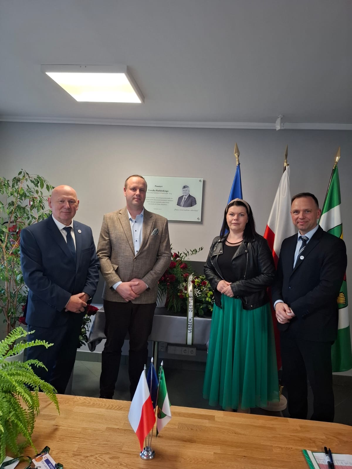 Na fotografii przewodnicząca rady gminy Przemęt Monika Maćkowiak, pracownik UG Przemęt Michał Żok, zastępca burmistrza Kobylnicy Rafał Kuleta oraz przewodniczący rady miejskiej Kobylnicy Janusz Kaszowski. Wyżej wymienieni pozują na tle tablicy pamiątkowej poświęconej śp. wójtowi Leszkowi Kulińskiemu.
