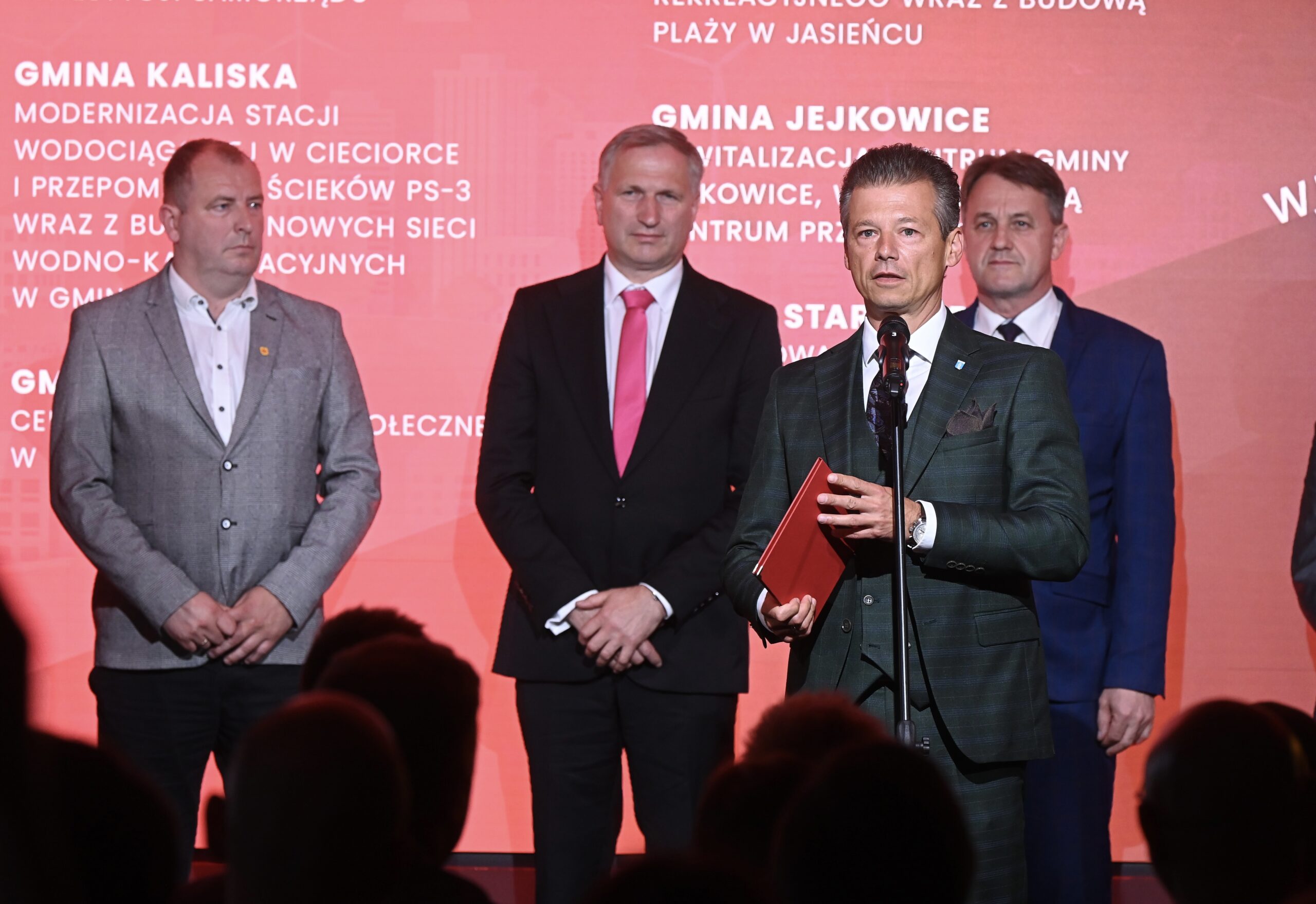 Na fotografii zastępca wójta Waldemar Kalitka przemawia na scenie po odebraniu nagrody wyróżnienia. W tle przedstawiciele innych samorządów.