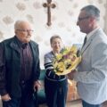 Na zdjęciu wójt gminy wręcza bukiet kwiatów państwu Poźniak.