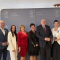 Grupowe zdjęcie na tle ścianki gminy Przemęt. Na fotografii: wójt gminy Przemęt, wicemarszałek, przewodnicząca rady gminy i sołtysi.