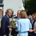 Na zdjęciu wójt Siedlca oraz dwie kobiety i jeden mężczyzna. Jedna z kobiet trzyma bukiet kwiatów.