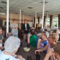 Na fotografii widoczny zastępca wójta Waldemar Kalitka oraz przewodnicząca rady gminy Monika Maćkowiak. Na zdjęciu także seniorzy, którzy siedzą przy stolikach. Wszyscy znajdują się wewnątrz restauracji.