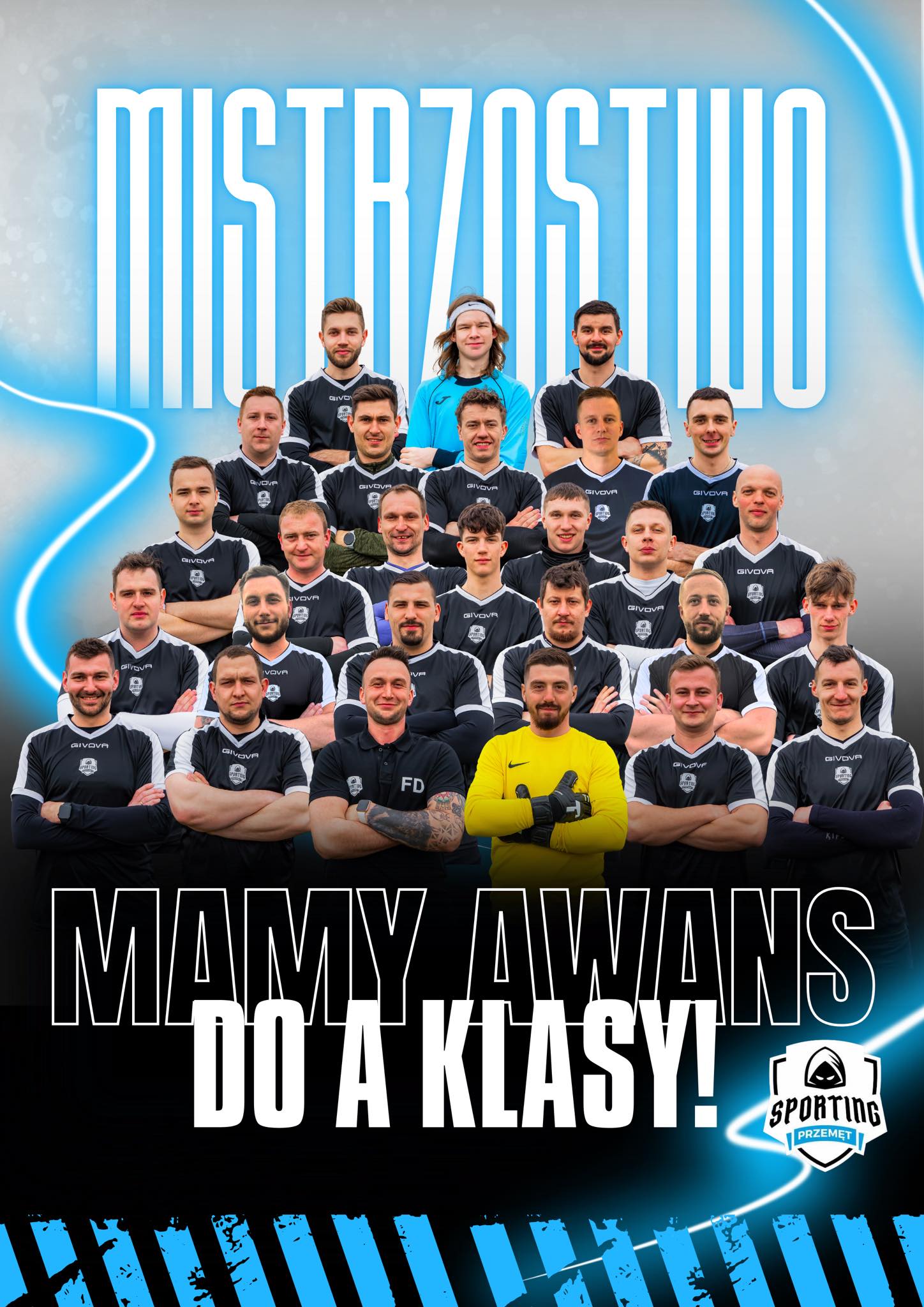 Oficjalna grafika drużyny piłkarskiej Sporting Przemęt, celebrująca awans do A klasy. Na środku zdjęcia widoczni są zawodnicy ustawieni w kilku rzędach. Wszyscy mają na sobie czarne stroje sportowe z logo klubu z wyjątkiem jednego zawodnika w jasnożółtym stroju bramkarskim i drugiego w błękitnej koszulce. W centralnej części grafiki, za drużyną, widnieje duży napis w jasnoniebieskim kolorze: „MISTRZOSTWO”. U dołu zdjęcia, na czarnym tle, umieszczony jest hasło w pogrubionym białym i czarnym napisie: „MAMY AWANS DO A KLASY!”. W prawym dolnym rogu znajduje się herb klubu Sporting Przemęt w kolorach czerni, bieli i błękitu.