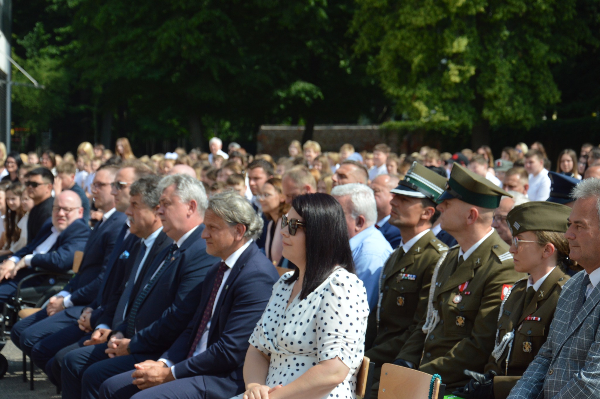 Na fotografii osoby siedzące na widowni, wśród nich m.in. przewodnicząca rady Monika Maćkowiak, starosta powiatu wolsztyńskiego Jacek Skrobisz i wójt Siedlca Artura Walczak. W tle widać jeszcze senatora Libickiego.