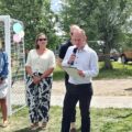 Na fotografii mężczyzna, który przemawia przez mikrofon. W tle inne osoby, m.in. radna Anna Barczyńska.