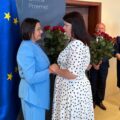 Na fotografii uwieczniono moment składania życzeń przez Przewodniczącą Rady Gminy Przemęt, Monikę Maćkowiak, Skarbnik Gminy Przemęt, Bożenie Ćwiklińskiej. W tle widoczni są wiceprzewodniczący rady gminy.