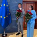 Na fotografii widoczni są zastępca wójta Waldemar Kalitka oraz skarbnik gminy Bożena Ćwiklińska. Wyżej wymienione osoby trzymają bukiety czerwonych róż.