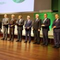 Na fotografii zasłużone osoby stojące na scenie z przypiętymi odznakami. Na zdjęciu widoczna także wojewoda Wielkopolski.