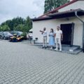 Na zdjęciu wójt, który przemawia przez mikrofon, obok niego stoją przewodnicząca rady gminy Przemęt oraz sołtys wsi Górsko.