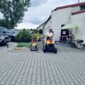 Na zdjęciu sołtys Górska, który siedzi na nowym traktorze ogrodowym.