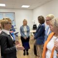 Na fotografii pani Barbara Ścigała podczas oprowadzania delegacji z Miedzichowa po salach.