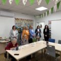 Na zdjęciu widoczne seniorki, które znajdują się w sali, gdzie odbywają się zajęcia. Na fotografii także Pani Patrycja Pabich, skarbnik gminy, kierownik DDPS+ oraz goście z Miedzichowa.