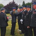Na fotografii kpt. Damian Glapiak przypina odznaczenia zasłużonym.