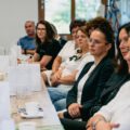 Na fotografii widać radnych gminy Przemęt oraz pracowników urzędu gminy Przemęt, którzy zasiadają przy stole w sali.