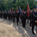 Fotografia przedstawia przemarsz sztandarów.
