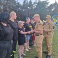 Na fotografii strażacy z PSP, którzy wręczają jednej z drużyn puchar.