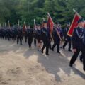 Fotografia przedstawia przemarsz sztandarów.
