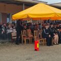 Na zdjęciu osoby obecne na uroczystości. Wszyscy siedzą na dworze przed salą wiejską.