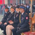 Na fotografii widoczni m.in. komendant powiatowy PSP w Wolsztynie – kpt. Damian Glapiak, przewodnicząca rady Monika Maćkowiak, prezes Zarządu Oddziału Gminnego ZOSP RP w Przemęcie dh Józef Pauch oraz inne osoby obecne na uroczystości.