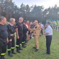 Na fotografii strażacy z PSP, którzy wręczają jednej z drużyn puchar.