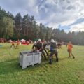 Na fotografii uczestnicy zawodów podczas wykonywania jednej z konkurencji.