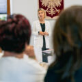 Na zdjęciu burmistrz Kobylnicy podczas przemówienia wygłaszanego w trakcie spotkania.