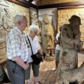 Na zdjęciu widać kobietę i mężczyznę, którzy zwiedzają rzeźby w "zagrodzenie u rzeźbiarza".