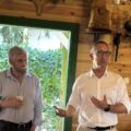 Na fotografii wójt Janusz Frąckowiak oraz pan Marian Murek. Wójt opowiada seniorom o miejscu, w którym się znajdują.