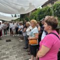 Na zdjęciu grupa seniorów podczas zwiedzania boiska szkolnego w Kaszczorze.
