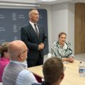 Na fotografii wójt, który przemawia podczas uroczystości. Na zdjęciu widać też Martę Sobierajską - kierownik wydziału oświaty.
