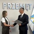 Na fotografii wójt wręcza akt mianowania jednej z nauczycielek. W tle srebrny napis "Przemęt".
