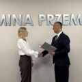 Na fotografii wójt wręcza akt mianowania jednej z nauczycielek. W tle srebrny napis "Gmina Przemęt".