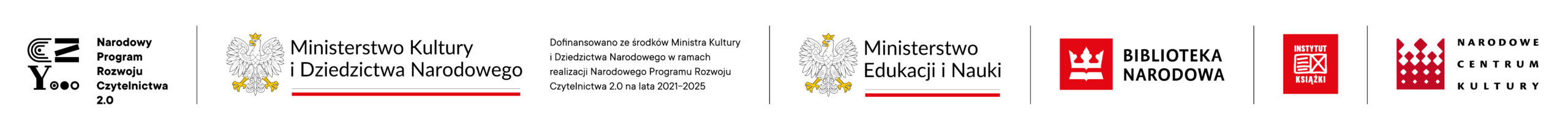 Grafika zawiera zestaw sześciu logotypów instytucji i programów wspierających Narodowy Program Rozwoju Czytelnictwa 2.0 na lata 2021–2025: Po lewej stronie – logotyp programu „Narodowy Program Rozwoju Czytelnictwa 2.0” z charakterystycznym znakiem graficznym liter „CZY” ułożonych pionowo i stylizowanych na książki oraz tekstem „Narodowy Program Rozwoju Czytelnictwa 2.0”. Obok – logotyp Ministerstwa Kultury i Dziedzictwa Narodowego, zawierający biało-szare godło Polski (orzeł w koronie) oraz nazwę ministerstwa. Pod napisem znajduje się cienka linia w barwach narodowych: czerwona i czarna. Po prawej stronie – krótka informacja tekstowa: „Dofinansowano ze środków Ministra Kultury i Dziedzictwa Narodowego w ramach realizacji Narodowego Programu Rozwoju Czytelnictwa 2.0 na lata 2021–2025”. Dalej po prawej – logotyp Ministerstwa Edukacji i Nauki, również z godłem Polski oraz nazwą ministerstwa i linią w barwach narodowych (czerwona i czarna). Następnie – logotyp Biblioteki Narodowej: biały znak korony nad otwartą książką na czerwonym tle, obok napis „BIBLIOTEKA NARODOWA”. Kolejny – logotyp Instytutu Książki: stylizowana książka w białym kolorze na czerwonym tle i podpis „INSTYTUT KSIĄŻKI”. Na końcu – logotyp Narodowego Centrum Kultury: geometryczny wzór w kolorze czerwonym, przypominający stylizowane wieże, oraz napis „NARODOWE CENTRUM KULTURY”.