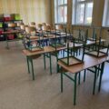 Klasa szkolna z widocznymi stolikami i krzesłami. Widoczna także nowa wykładzina.