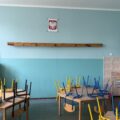 Klasa szkolna z widocznymi stolikami i krzesłami.