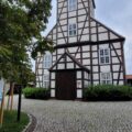 Na zdjęciu przedstawiony jest zewnętrzny widok dawnego kościoła poewangelickiego, w którym obecnie mieści się biblioteka oraz Muzeum Rybactwa Śródlądowego.