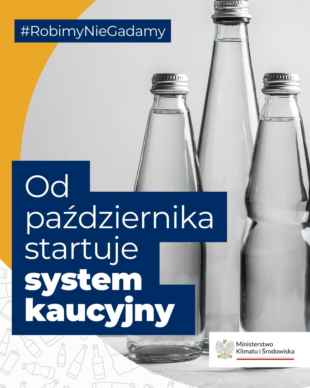 Plakat promuje wprowadzenie systemu kaucyjnego, który ma rozpocząć funkcjonowanie od października. Na obrazie widoczne są butelki szklane, co sugeruje związek z recyklingiem i dbaniem o środowisko. Tekst na plakacie brzmi: "Od października startuje system kaucyjny." Na górze widnieje hashtag #RobimyNieGadamy. Plakat jest poparty przez Ministerstwo Klimatu i Środowiska, o czym świadczy ich logo w prawym dolnym rogu.