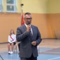 Na fotografii wójt Janusz Frąckowiak przemawia podczas rozpoczęcia roku szkolnego w Buczu na sali gimnastycznej.