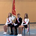 Na zdjęciu znajduje się poczet sztandarowy szkoły, biorący udział w uroczystości rozpoczęcia roku szkolnego w Buczu.