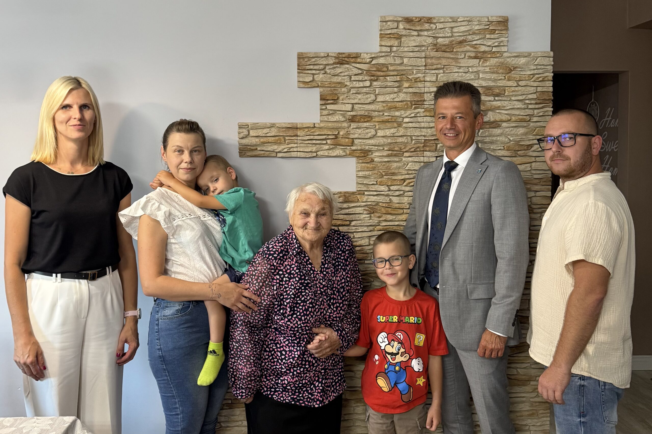 Na zdjęciu zastępca wójta, zastępca kierownika USC Irena Mikołajczak oraz jubilatka wraz ze swoją rodziną.