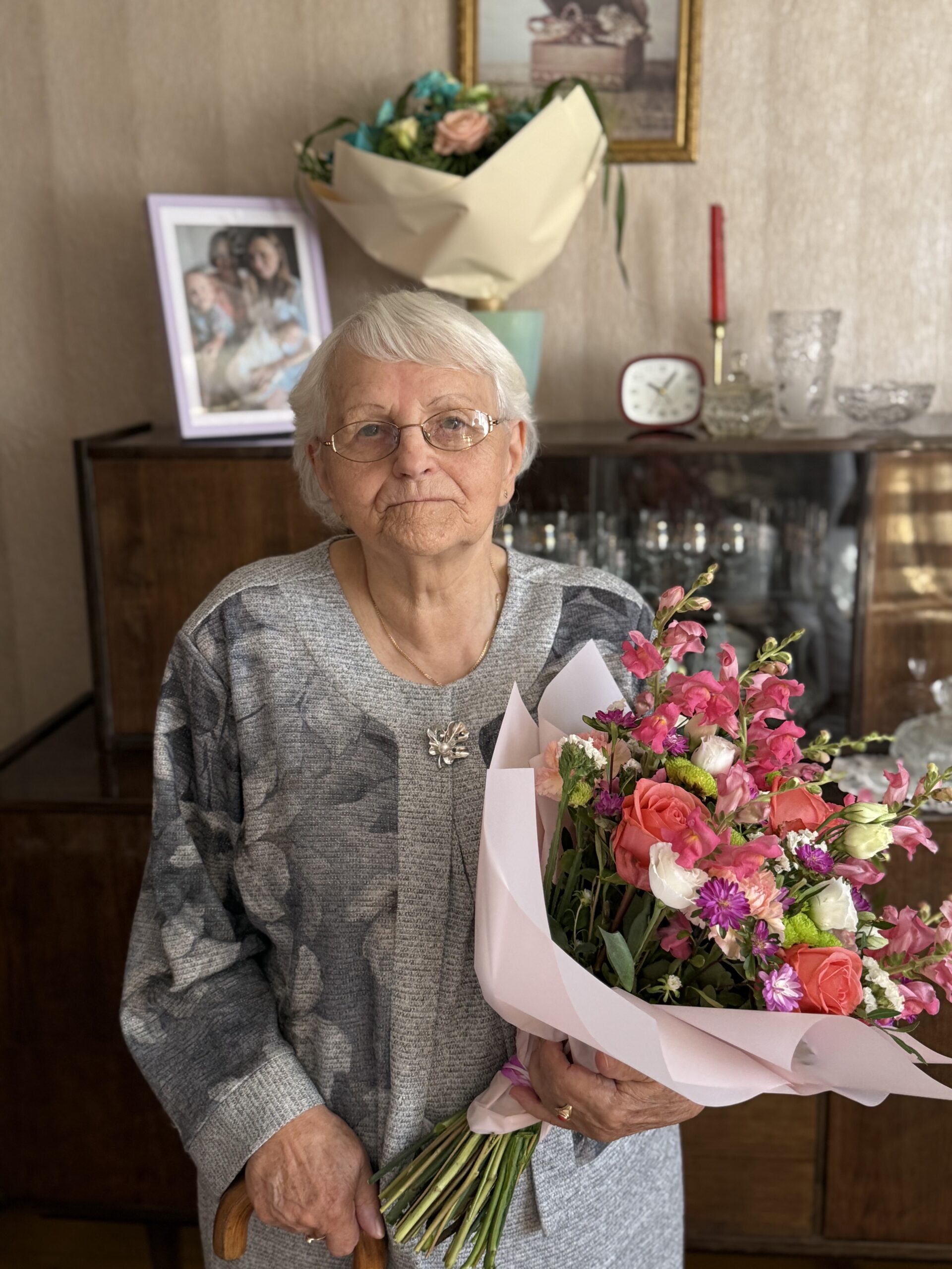 Na fotografii Pani Teresa, która pozuje z dużym bukietem kwiatów.