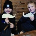 Dwie dziewczynki pozują do zdjęcia z origami,