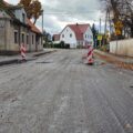 Na zdjęciu widoczna jest droga we wczesnej fazie remontu; można dostrzec ustawione słupki ostrzegawcze.