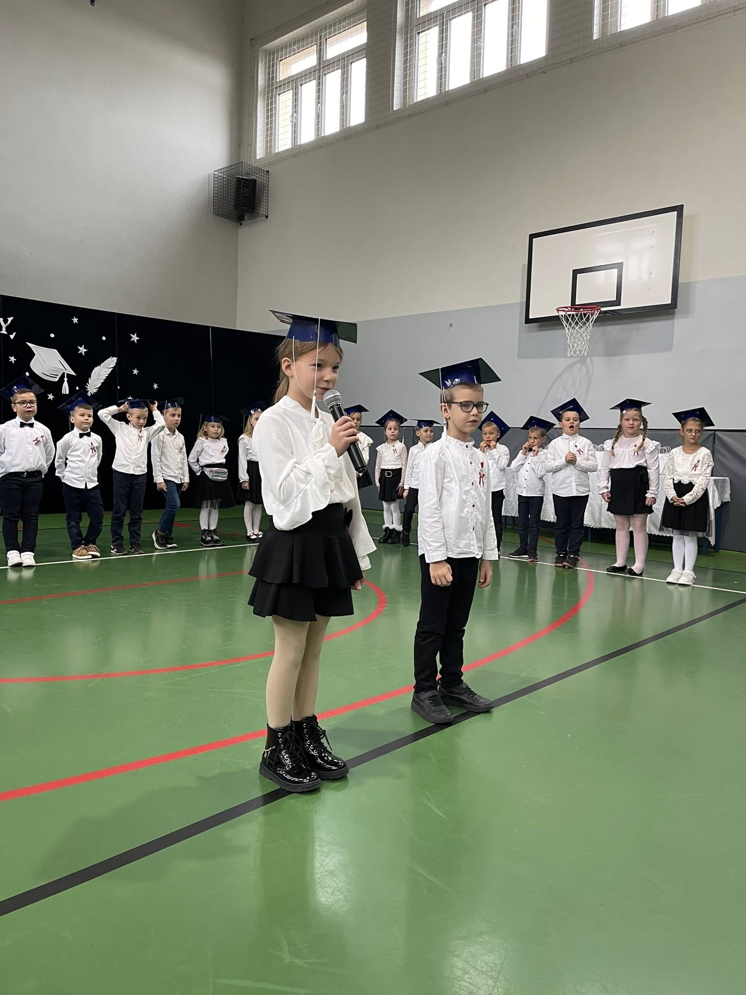 Na zdjęciu pierwszoklasiści podczas występu artystycznego.