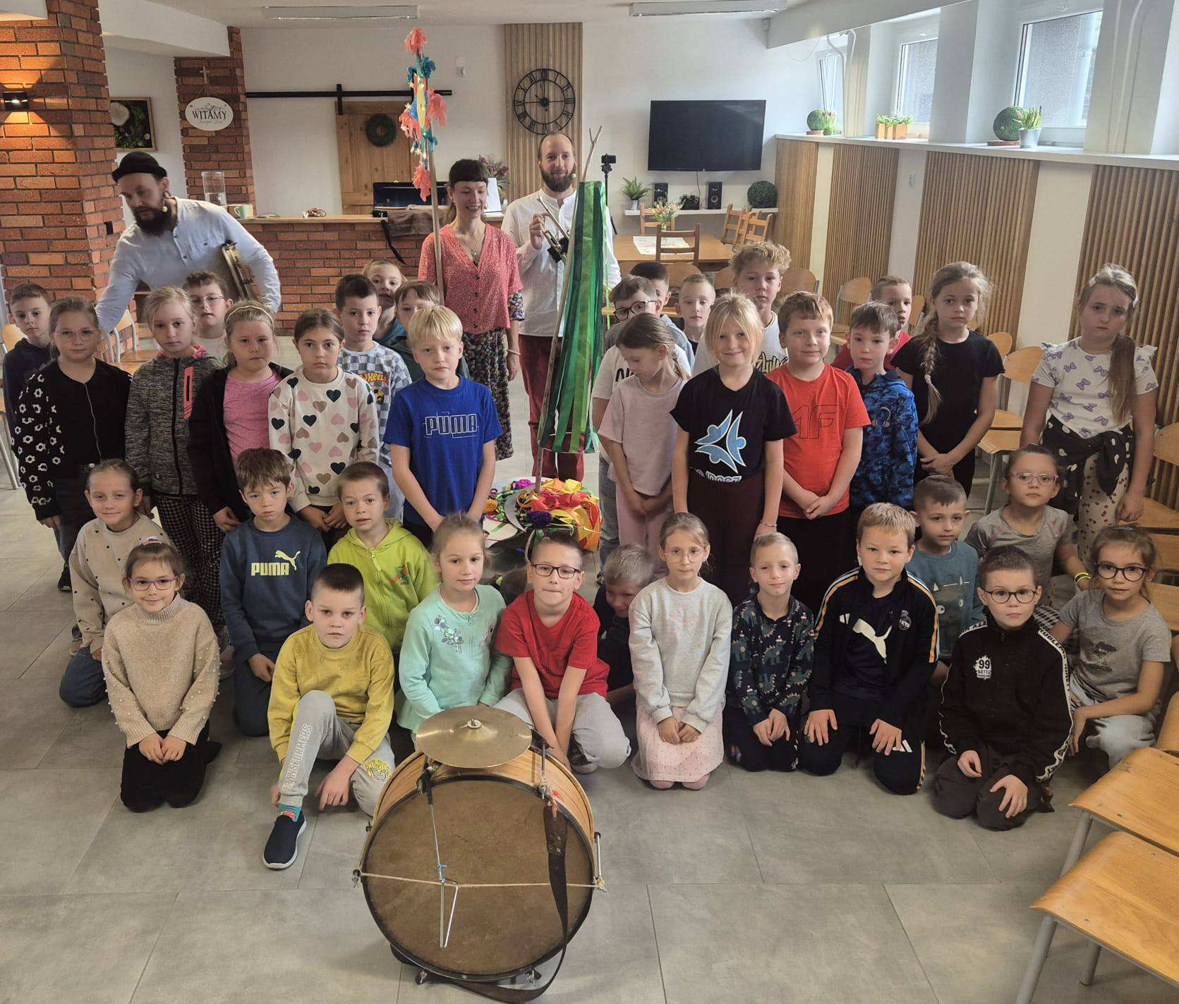 Grupowe zdjęcie uczniów z muzykami.