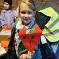 Dziewczynka pozuje do zdjęcia z origami,